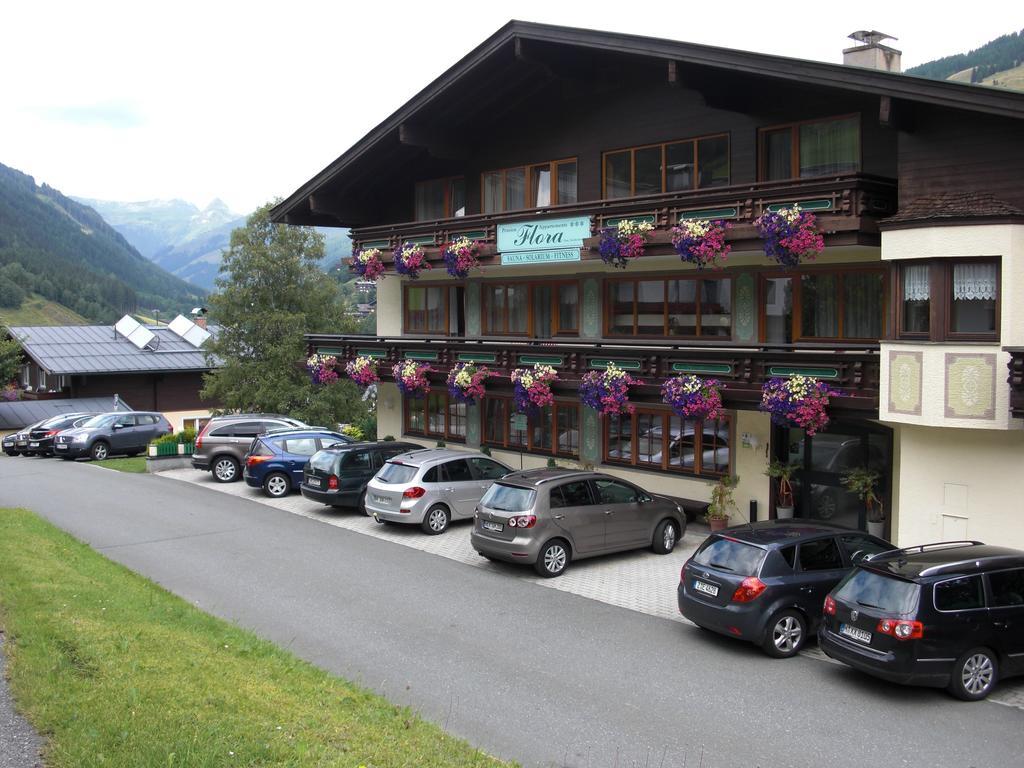 Hotel-Pension Flora Saalbach-Hinterglemm Extérieur photo